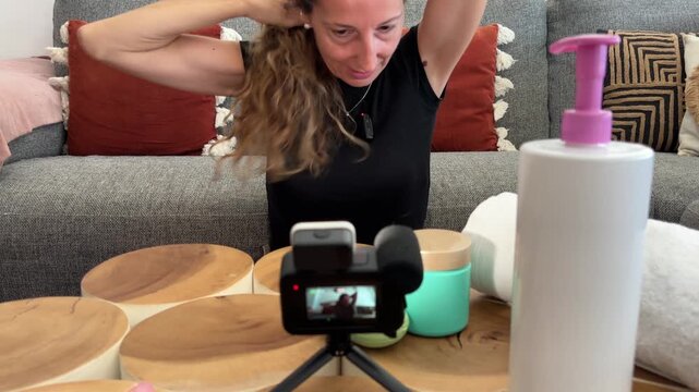 Mujer recogi&eacute;ndose el cabello antes de grabar contenido