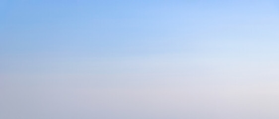 Obraz premium Smooth pastel gradient sky background featuring a seamless blend of soft blue and pale off-white tones, ideal for minimalist graphic design overlays and digital backdrops.