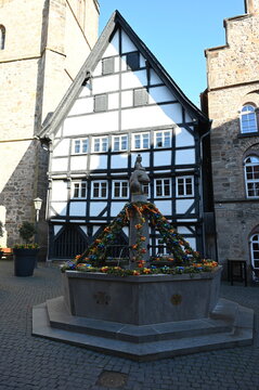 Schw&auml;lmer Brunnen in Alsfeld mit Osterdekoration