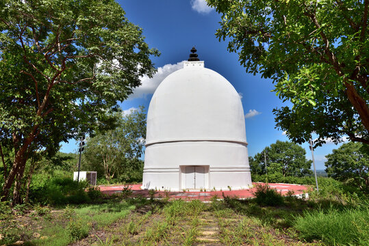 The Monument of Phra Puttha Tawarawadi Sri Prachin Sirindhorn Lokanat is located at Khao Eto Buddha Park in Prachin Buri