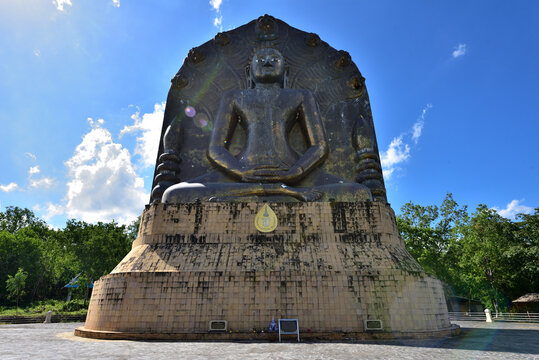The Monument of Phra Puttha Tawarawadi Sri Prachin Sirindhorn Lokanat is located at Khao Eto Buddha Park in Prachin Buri