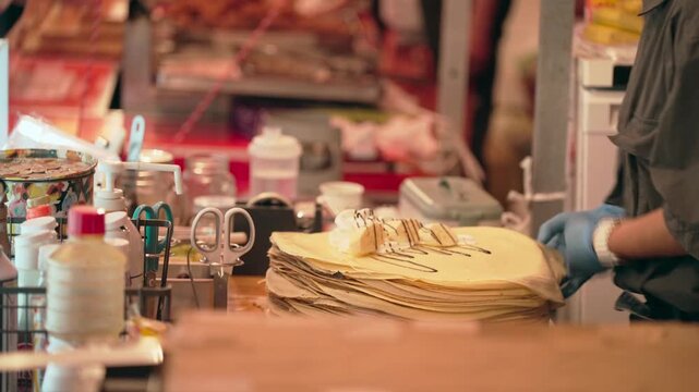露店のクレープ屋の作業風景