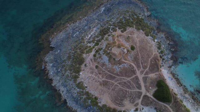 RUDERI DI TORRE CASTIGLIONE SULL'ISOLOTTO DELLA CALETTA, PORTO CESAREO