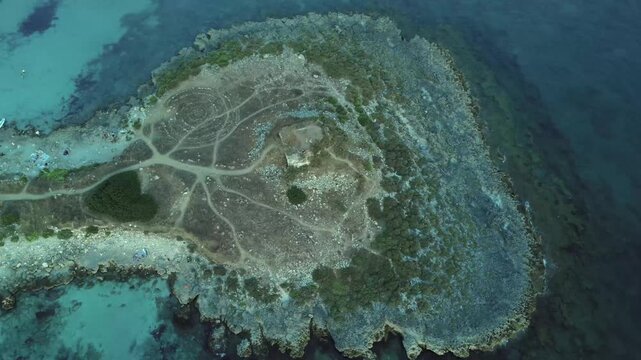 RUDERI DI TORRE CASTIGLIONE SULL'ISOLOTTO DELLA CALETTA, PORTO CESAREO