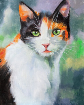 Ritratto artistico di gatto calico tricolore con vividi occhi verdi dipinto a olio su tela, splendido gattino pezzato bianco nero e arancione in posa fiera su sfondo astratto colorato