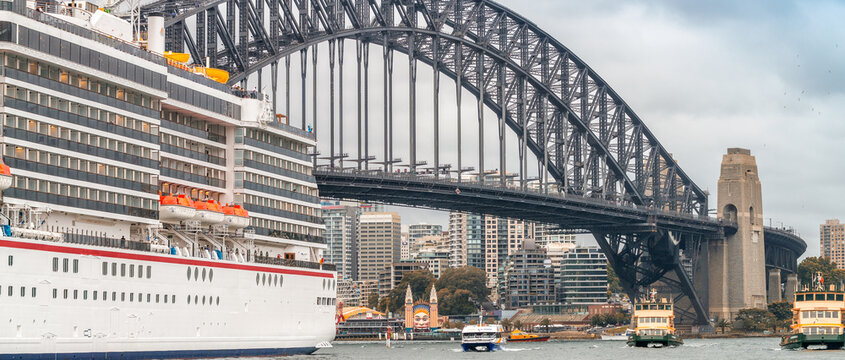 Sydney Harbour Bridge, wide angle view
