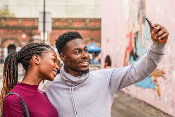 Couple taking selfie urban mural © Rawpixel.com