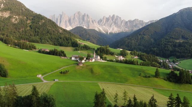 Chiesa di Santa Maddalena in Val di Funes al tramonto, Dolomiti, con le Odle sullo sfondo