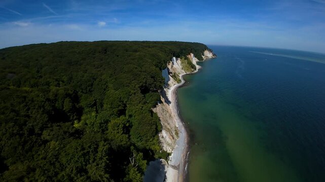 Białe klify nad morzem Rugia Jasmund dron fpv