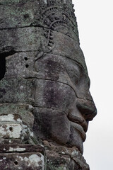 Obraz premium visage sculptée dans la pierre au temple du Bayon au coeur d'Angkor Thom, Siem Reap, Cambodge