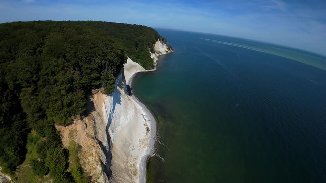 Białe klify nad morzem Rugia Jasmund dron fpv