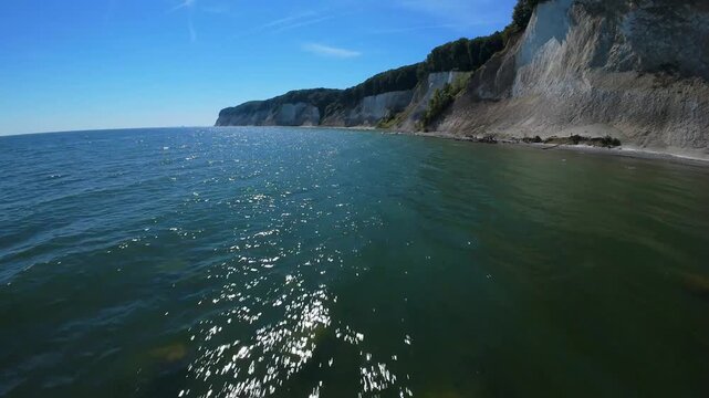 Białe klify nad morzem Rugia Jasmund dron fpv