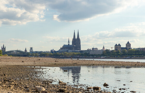 K&ouml;lner Dom mit Spiegelung bei Niedrigwasser im Rhein - Pegel 59cm - am 07.08.2026