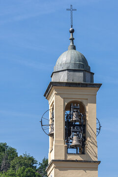 Ein offener Glockenturm einer historischen Kirche in Italien