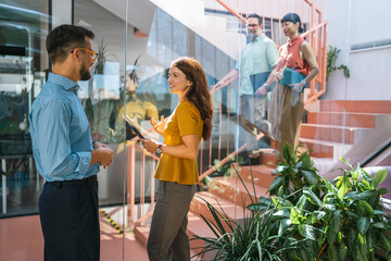 Obraz premium Business colleagues collaborating and discussing in modern office environment