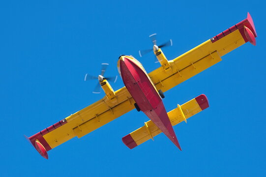 Aereo antincendio in volo ravvicinato su sfondo cielo azzurro