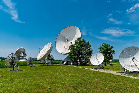 Gruppe von Parabolantennen der Erdfunkstelle Raisting, die in versch. Richtungen am Himmel ausgerichtet sind, Bayern, Raisting, 14.07.2026