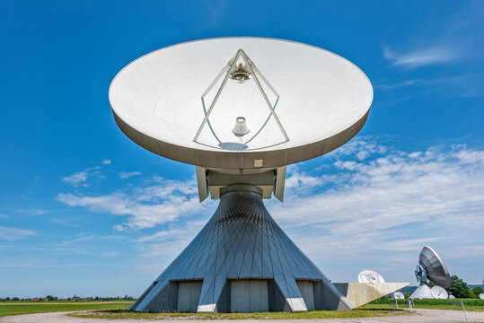 Eine der Parabolantennen der Erdfunkstelle Raisting in Bayern am Ammersee bei sch&ouml;nem Wetter, Bayern, Raisting, 14.07.2026