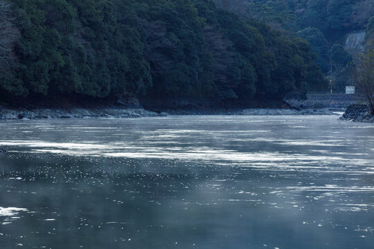 冬の早朝うっすら朝霧のかかった宇治川上流　