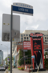 Fototapeta premium road sign at 2 Lola Rd in Midtown Toronto (with view of St. Louis Bar & Grill) - looking south on Yonge St