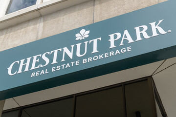 Fototapeta premium exterior building and sign of Chestnut Park Real Estate Ltd, Brokerage located at 1300 Yonge St, Toronto