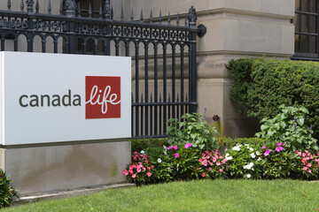 Fototapeta premium sign outside Canada Life Building located at 330 University Av, Toronto