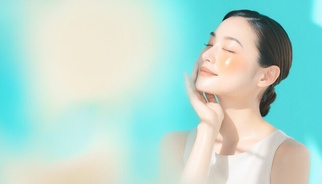 頬に手を当てて目を閉じる笑顔の女性のスキンケア