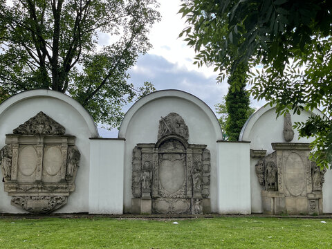 Barocke Grufth&auml;user und Epitaphien -Friedhofsmauer der Gnadenkirche, Kreuzerh&ouml;hungkirche in Jelena Gora 
