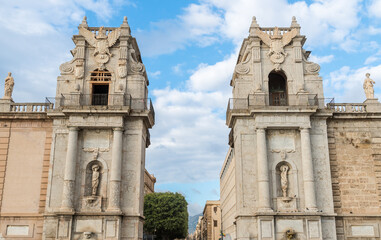 Fototapeta premium Porta Felice, a historic monumental gateway marking the eastern end of Corso Vittorio Emanuele, the ancient Cassaro, in Palermo, Sicily, Italy