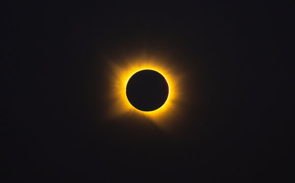 Totalit&eacute; de l&rsquo;&eacute;clipse solaire du 12 ao&ucirc;t 2026 avec couronne solaire visible en Espagne
