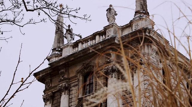 Justizpalast M&uuml;nchen mit Dachstatuen und Ziergras im Winter
