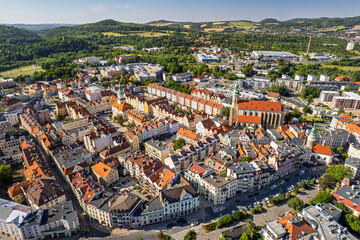 Szeroka panorama zabytkowego centrum Jeleniej Góry © Marcin