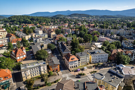 Jelenia G&oacute;ra z widokiem na Karkonosze