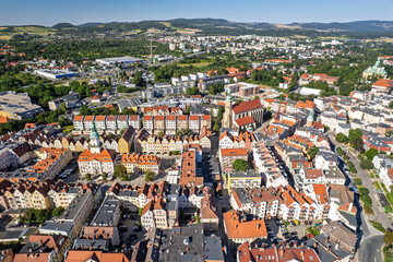 Jelenia Góra z lotu ptaka na tle wzgórz Dolnego Śląska © Marcin