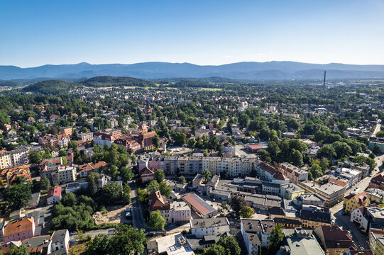 Jelenia G&oacute;ra i Karkonosze widziane z lotu ptaka