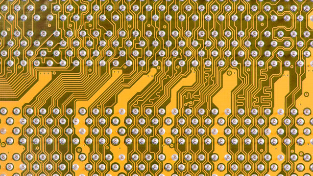 Hauptplatine im Computer mit Leiterbahnen zum Prozessor
