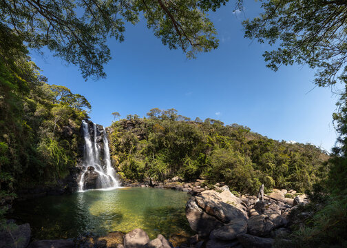 &Acirc;ngulo amplo mostrando a impon&ecirc;ncia da Cachoeira dos Garcias sob c&eacute;u azul l&iacute;mpido.