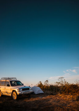 Aventura com carro 4x4, Camping selvagem na montanha com p&ocirc;r do sol