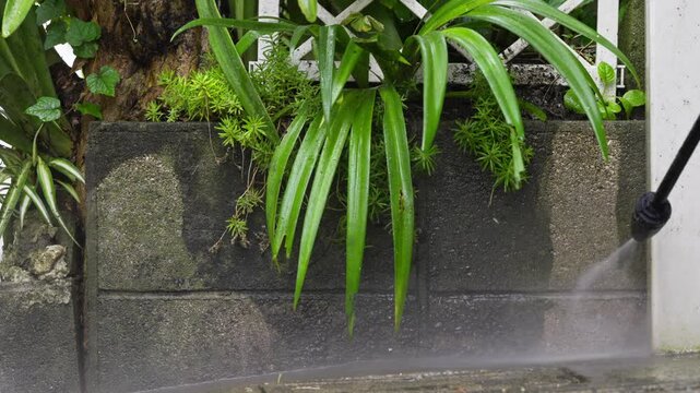 高圧洗浄機で泥を掃除メンテナンス