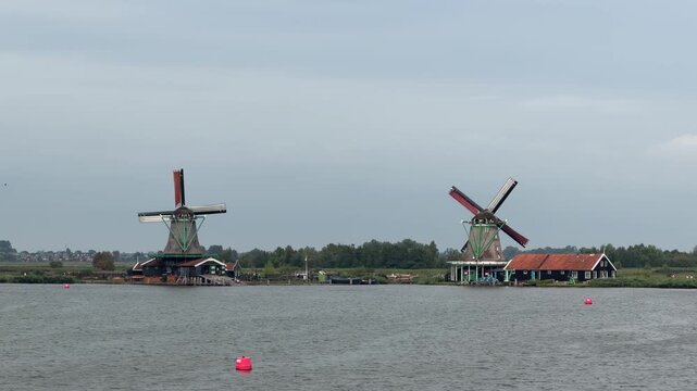  Vue des moulins &agrave; vent hollandais traditionnels &agrave; Zaanse Schans
