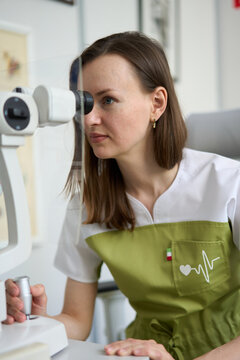Female ophthalmologist performing eye examination in modern clinic