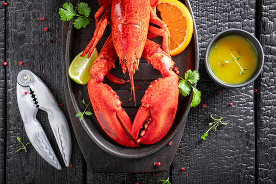 Boiled and spicy lobster with hammer and tongs.
