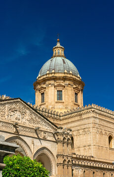 Majestuosa c&uacute;pula y fachada ornamentada de la catedral de Palermo en Sicilia, Italia, ba&ntilde;ada por el sol contra un cielo despejado
