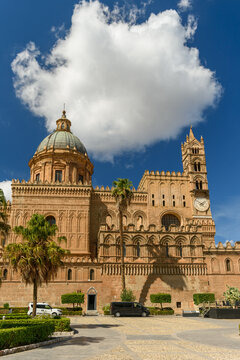 Frente de la Catedral de Palermo, en Sicilia. Se observa una torre, el reloj y la c&uacute;pula bajo una nube espectacular. Viajando por Italia y el mar Mediterr&aacute;neo.