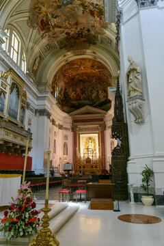 Interior majestuoso de la catedral de Palermo, Sicilia, mostrando techos abovedados con frescos, altares y un &oacute;rgano.