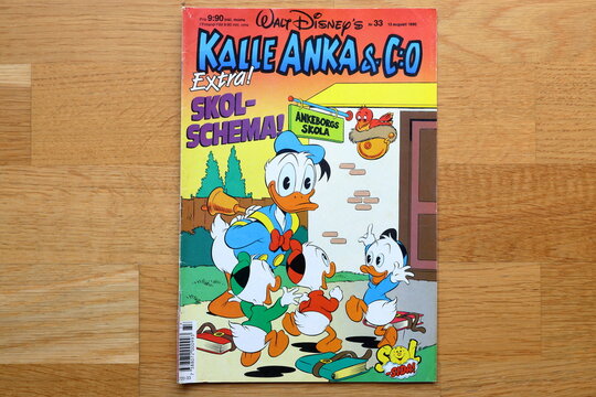 Comics books from the 1990. Number 33. Donald Duck and the nephews Huey, Dewey and Louie. Swedish text.