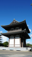 Obraz premium Five-Story Pagoda of Kakuozan Nittai-ji Temple Against Bright Blue Sky in Nagoya, Japan