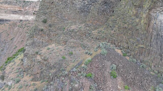 The cliff - The Cove Palisades State Park, Oregon