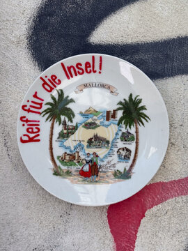 Vintage Mallorca souvenir plate with German text Reif f&uuml;r die Insel