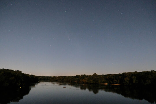 comet Tsuchinshan-ATLAS over james river